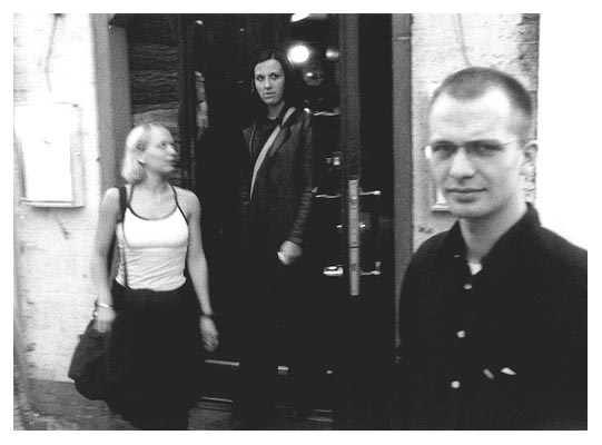 Auf dem Weg von der Blockhütte in die Sneak. 2001. Yvonne, Swantje, Strasser.