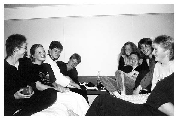 Klassenfahrt 1987. Borgwedel. Alles war naß. V.l.n.r.: Thomas, Christiane, André, Gunter, Ulli, Larissa, Wiebke, Tanja. Foto: Jan Dehn