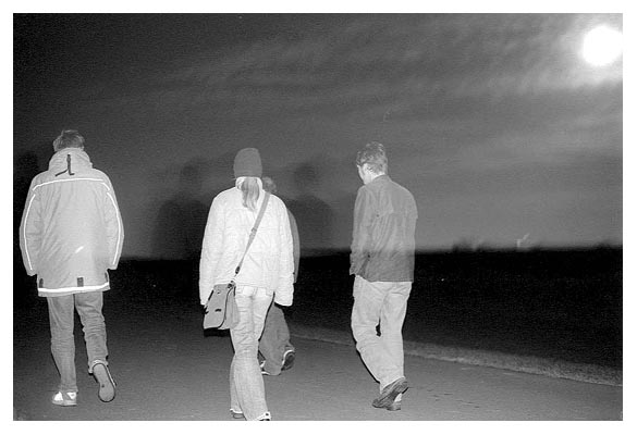 Tobi, Inga, Gubatz (verdeckt) und Arne K. 2002. Das Foto entstand übrigens durch einmaliges Blitzen und einem drei Sekunden geöffneten Verschluß.
