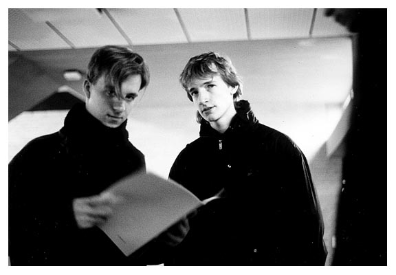 Gunter und Jan klären letzte Details. 1991.