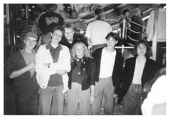 1988 vor der Schiffschaukel auf den Hafentagen: Gunti, Thomas, Bernd, Ulli, Holger, Cornelia.
