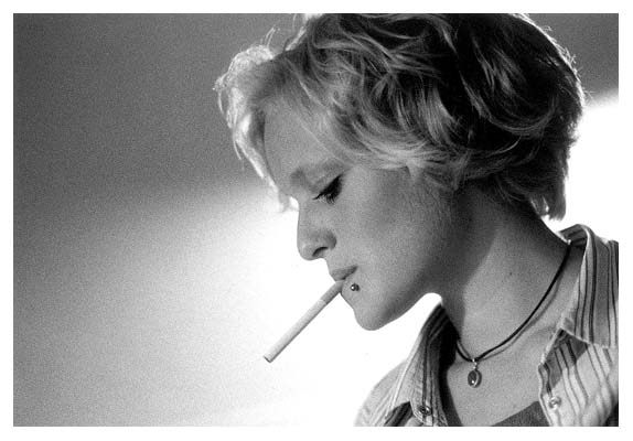 Einzugsparty bei Inga P.: Jenny kurz vor dem Anstecken der Zigarette. Ich finde das Bild ganz hübsch. 2001.