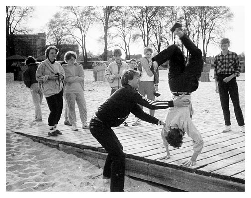 Am Strand. Hinter Hape und André sind Andrea Lundelius, Stefanie Plünzke, Wiebke Schüler, Tanja Dallmann und Manuel Martensen zu sehen. 1985.