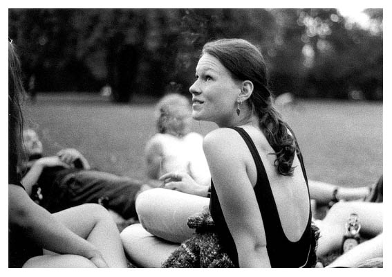 Kirsten im Schloßpark. 1995.