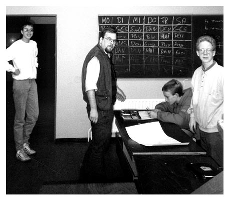 Thomas Lorenzen, Herr Maier, Jan Dehn beim Hausaufgabenabschreiben und ein leicht irritiert wirkender Tim Brauer. 1987.