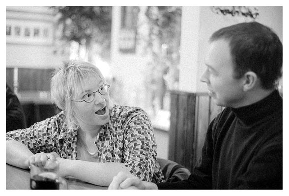 Dorit staunt, Thomas schwört auf die erste Ehemaligenschrift, die Wahrheit gesagt zu haben. 2003. Foto: Grünberg