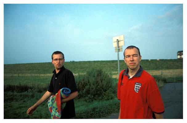 Benni und Thomas auf dem Weg ans Meer. 2002. Foto: Tobi