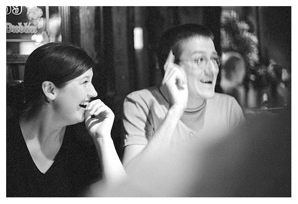 Dorothee und Tobi in der Blockhütte. 2003.