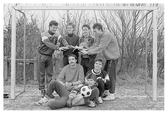 Ehret den Gott. Oben: Frank, Axel D, Sascha, Thomas. Unten: Oke, Arne, Larsen. 1989.