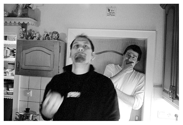 Jens jongliert. Tobi macht sich Gedanken. 2003.