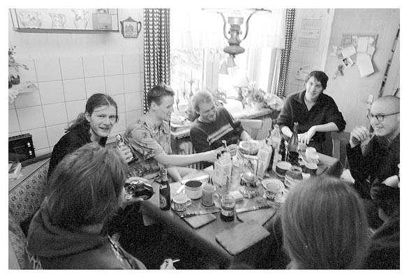 Party 14: Remco, Arne, Tamara, Jens, Rol, Marcus. Vorne ist Martins Kopf zu sehen. 1998.