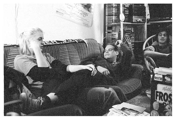 Uli, Remco, das Sofa und Roland. 1997.