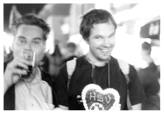 Remco und Axel amüsieren sich. 2002. Mit Whiskey und Herz.