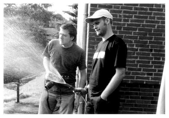 Tobi und Jens im lorenzischen Garten. 2002.