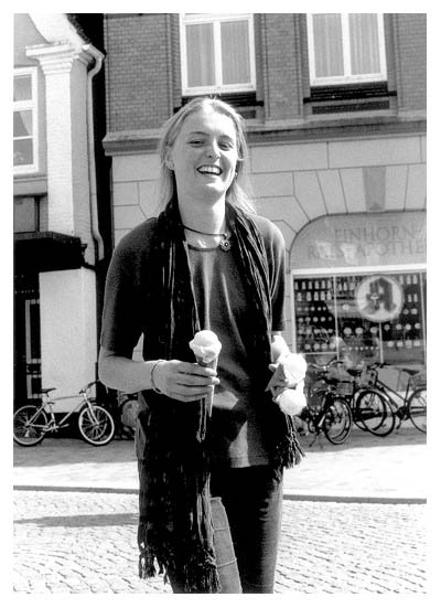 Uli bringt Jan K und mir ein Eis. 1995.