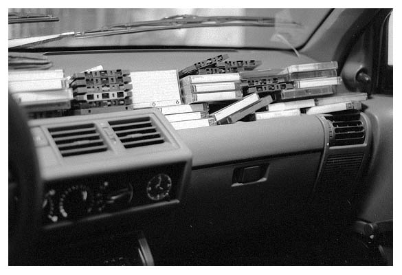 Wenn man oft Auto fährt, braucht man viel Musik. Und im alten Clio gab es wenigstens noch eine Ablage.
