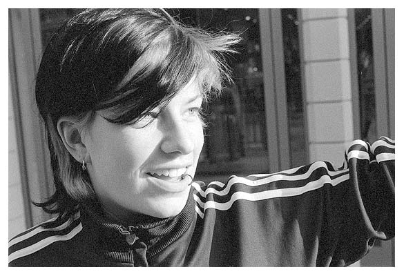 Nina Stender in der Sonne. Und in der Husumer Innenstadt. 2004.