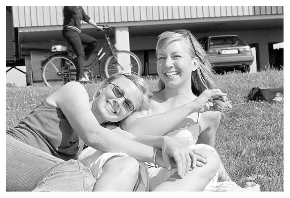 Stephanie und Katja. Am Dockkoog. 2004.