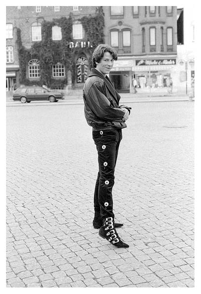 Sven C allein auf dem Marktplatz. 1992.