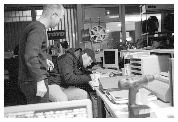 Im Reifen-Strasser-Büro: Arne und Jens. 2006.