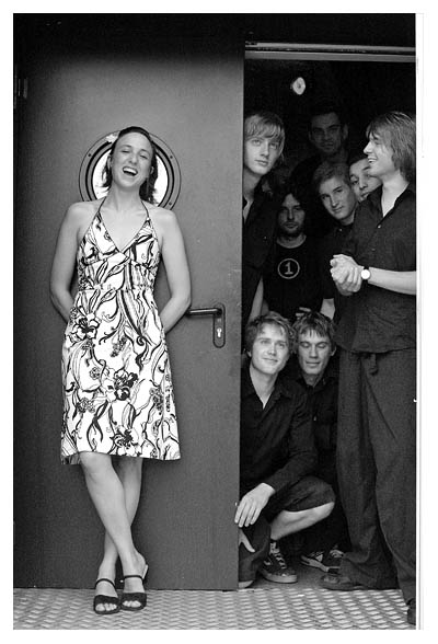 Sängerin und Band. 2005.