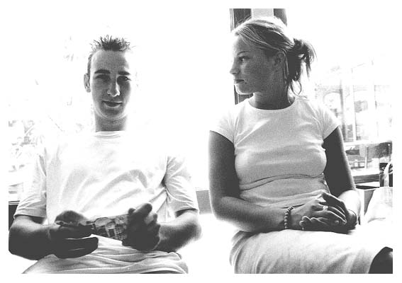 Schulle und Claudia in der Pausenhalle. 2001.