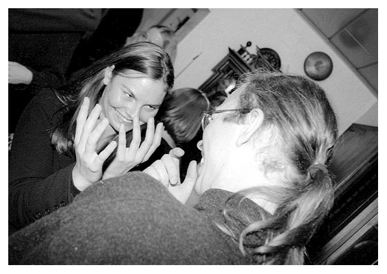 Party XII. 1996. Silke und Thomas amüsiert sich beim Abschiednehmen. 