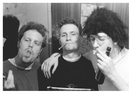 Holger, Frank & Tobi auf einer Nachbarschaftsparty von Paul. 2000.