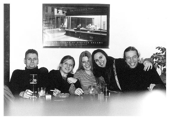 Eingeladen zu Bier, Cola und Cocktails weil der Dorn so langweilig war: Frank, Anna, Susi, Swantje, Thomas. 2000.