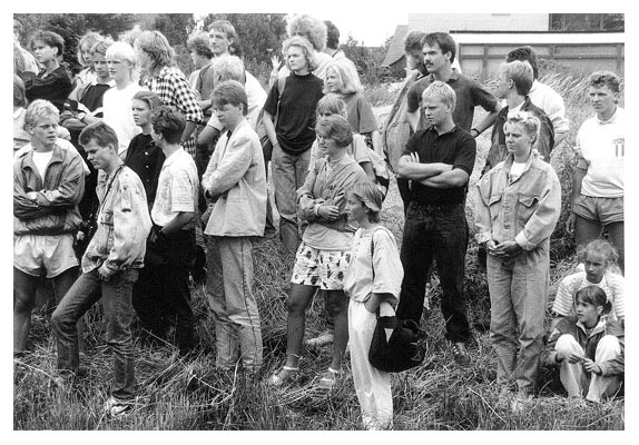 Schülermenge beim Tauziehen 1989.