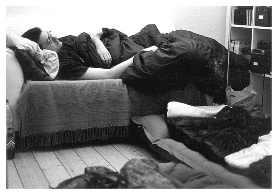 Nicht die endgültige Wahl des Schlafplatzes. Tobi auf dem Sofa bei Anne Ha in Göttingen 2002.