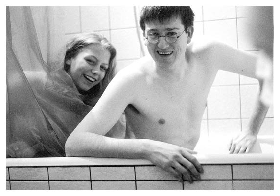 Um Timon und Doro zu beruhigen: Das einzig nackte war Tobis Bauch, die Wanne war trocken und Tobi trägt noch seine Brille. 2002.